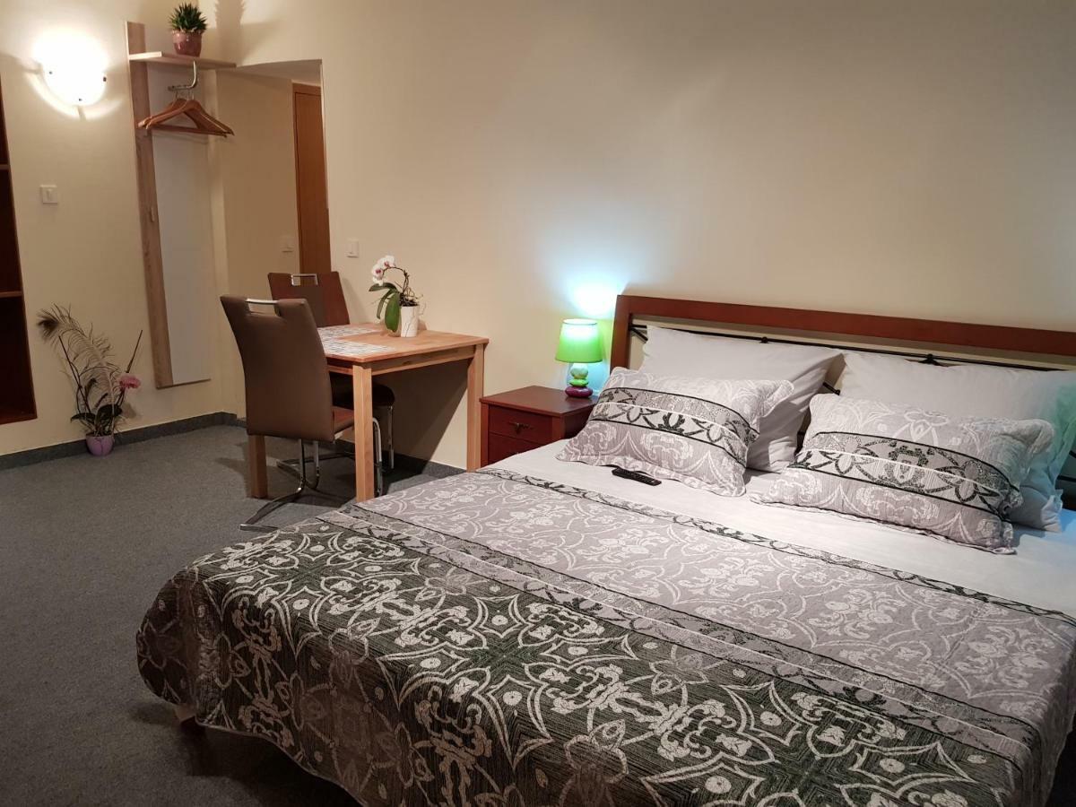 Elg Rooms โพสโตยนา ภายนอก รูปภาพ
