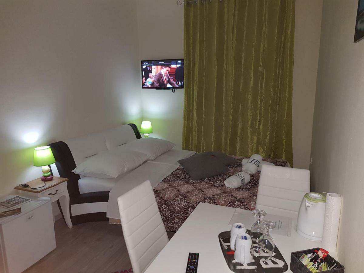 Elg Rooms โพสโตยนา ภายนอก รูปภาพ