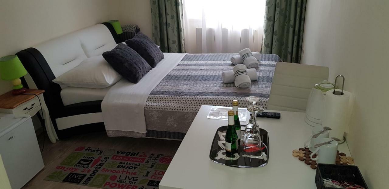 Elg Rooms โพสโตยนา ภายนอก รูปภาพ