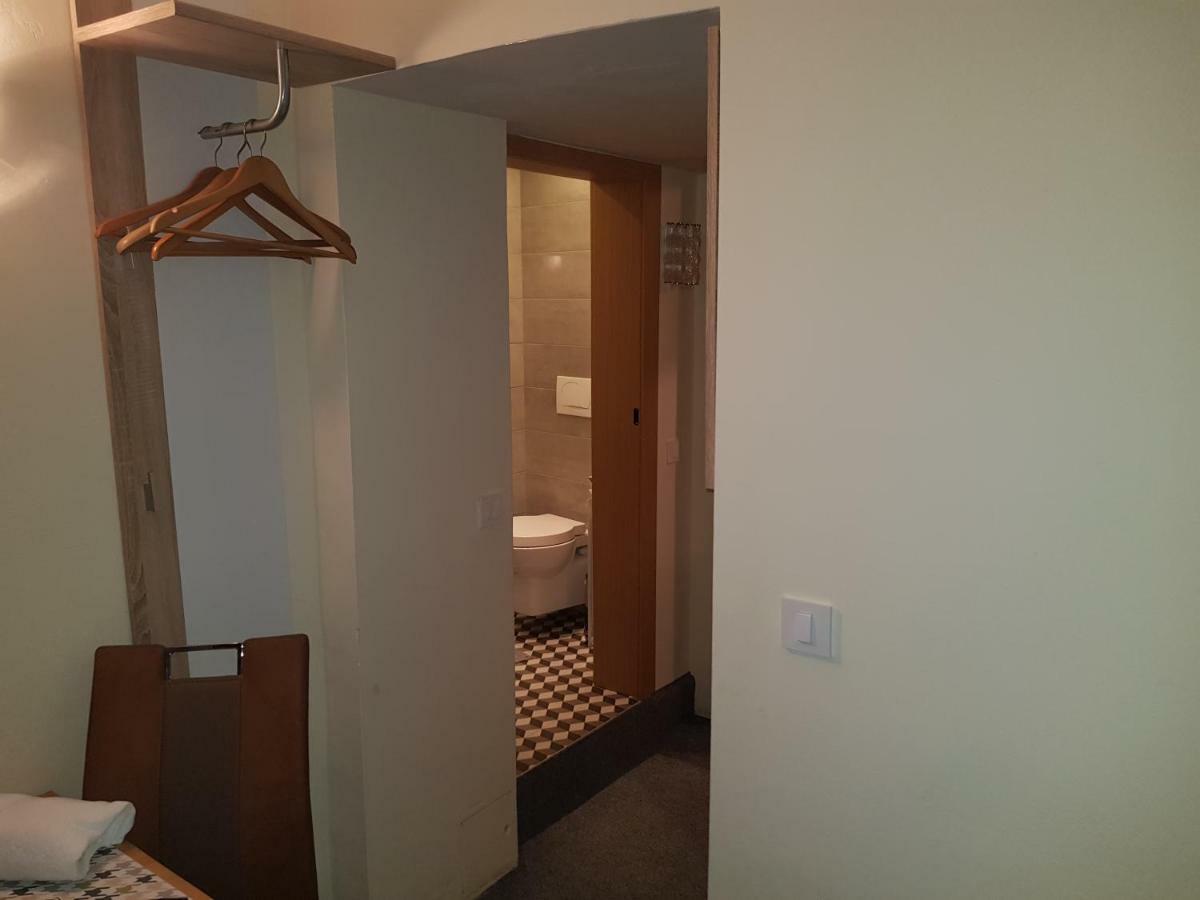 Elg Rooms โพสโตยนา ภายนอก รูปภาพ
