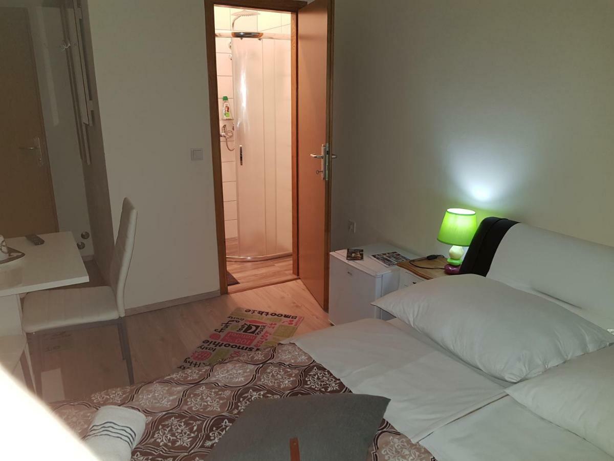 Elg Rooms โพสโตยนา ภายนอก รูปภาพ